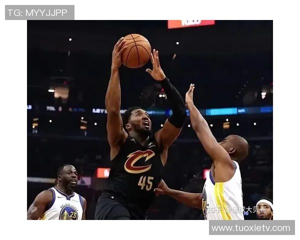 骑士与勇士激战正酣NBA赛场上演精彩对决引发球迷热议